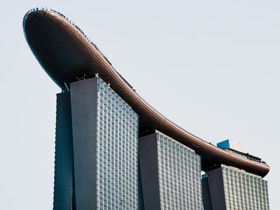 白人和黑人在白天的混凝土建筑
